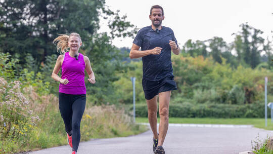 Auf den ersten Blick etwas ungewohnt: der joggende Landrat im sportlichen Look, anstatt im ernsten Anzug. PZ-Volontärin Marion D Joggen mit Bastian Rosenau