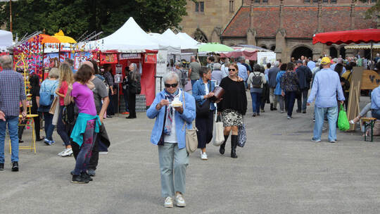 Zahlreiche Besucher genießen den Maulbronner Kräuter- und Erntemarkt am Samstag.