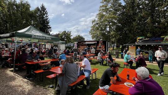 Bereits zur Mittagszeit schmausten viele im Kurpark.