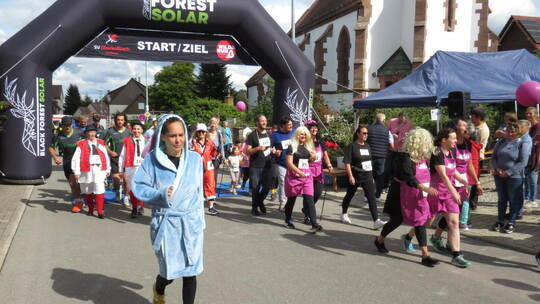 Der Sponsorenlauf brachte 62 Teilnehmer auf die Strecke – auch mit spaßigen Outfits waren sie unterwegs.