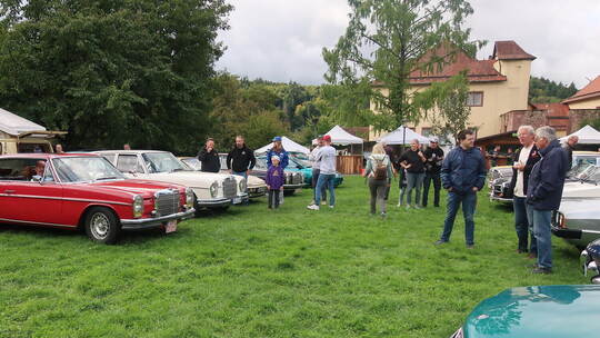 Auf dem Schloss Neuenbürg trafen sich die Oldtimer-Fans und Mitglieder des Schwarzwaldvereins Neuenbürg und bestaunten, was es