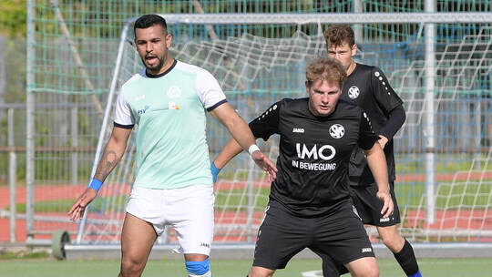 Buckenberg mit Ezzat Sado (links) und Königsbach mit Björn Stiegele trennten sich 1:1.