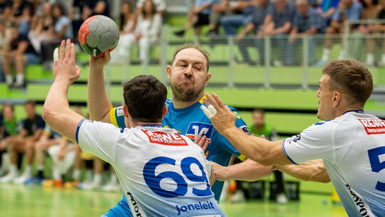 Julian Broschwitz und die SG-Handballer verbuchten im vierten Spiel der Saison ihren vierten Sieg.