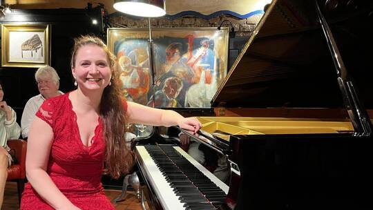 Marie Luise Bodendorff am Piano im „domicile“.