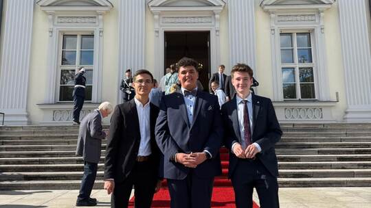 Zu Gast beim Staatsoberhaupt: Die Pforzheimer Lucas Dietrich, Cihad Elmas und Leon Meyer (von links) vor dem Schloss Bellevue. J