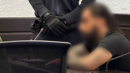 Angeklagter im Prozess um Autoattacke vor Gericht