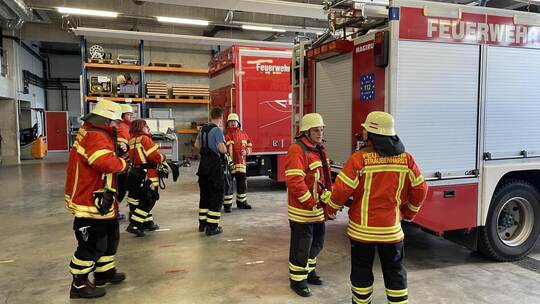 Achtung, Achtung, dies ist keine Übung: Nach der Alarmierung sind die Straubenhardter Feuerwehrleute zügig an ihren Fahrzeugen –