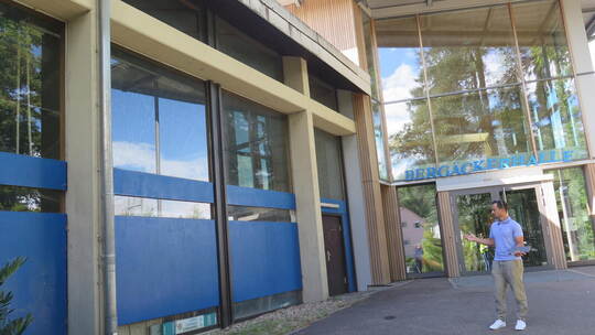 Die alte Sporthalle (links) direkt an der Bergäckerhalle wird einer neuen Nutzung zugeführt. Am Mittwochabend hat der Eisinger G