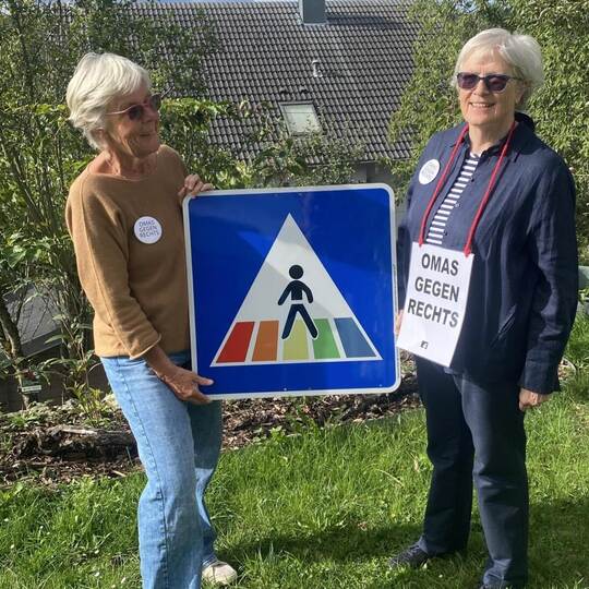 Die „Omas gegen rechts“ präsentieren ihre Schilder. Omas gegen Rechts