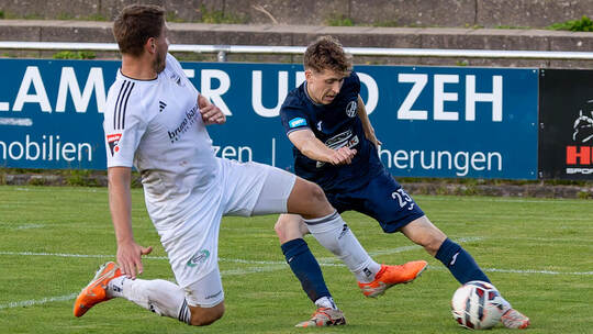 Den Gegner austanzen und drei Punkte einfahren, das ist das Ziel des CfR mit Niklas Koroll (rechts) im Heimspiel gegen den FC De