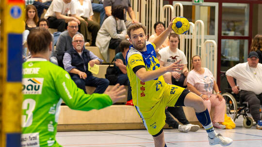 Mit den eigenen Fans im Rücken will der HC Neuenbürg (am Ball Nicolaus Klein) dem Spitzenreiter Paroli Willstätt bieten. Foto: R