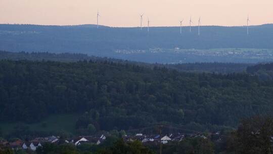 Von Stein aus kann man bei guter Sicht in der Ferne zahlreiche Windräder sehen. Einen vergleichbaren Anblick will die Bürgerinit