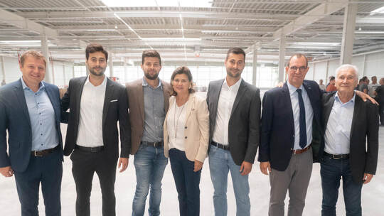 Freuen sich über den Baufortschritt auf der Ziegelhöhe: Martin Birnbach (Ten Brinke, von links), Denis, David, Nezihe und Daniel