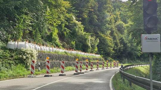 Das Würmtal ist noch immer halbseitig gesperrt. Eine Ampel regelt den Verkehr. Und das wird bis auf Weiteres so bleiben. Cikaqi