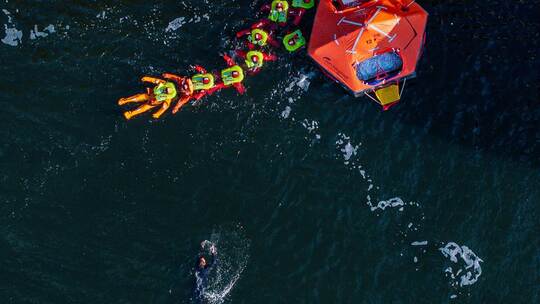 Zukünftige Astronauten beim Wasser-Rettungstraining