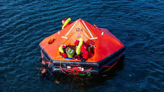 Zukünftige Astronauten beim Wasser-Rettungstraining