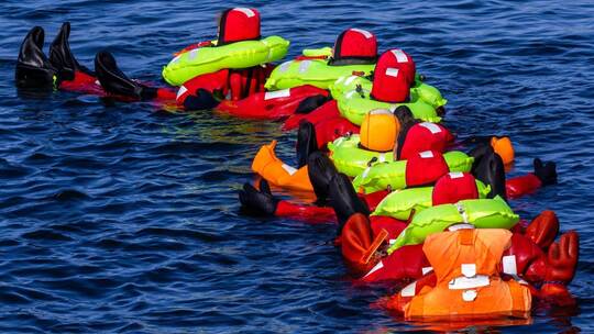 Zukünftige Astronauten beim Wasser-Rettungstraining