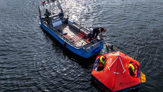 Zukünftige Astronauten beim Wasser-Rettungstraining
