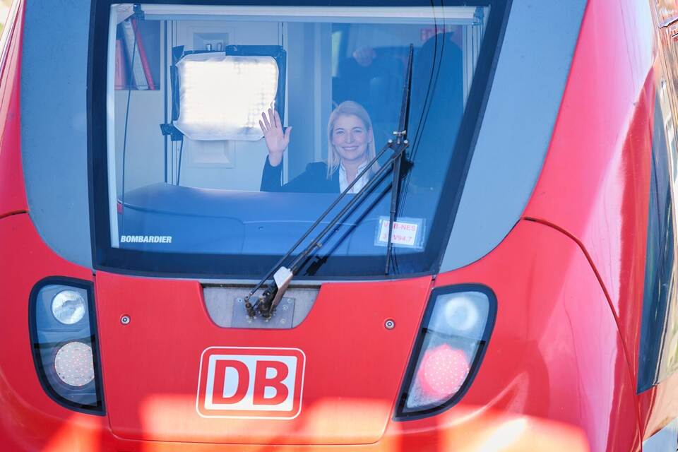 Evelyn Palla in einem Regionalzug