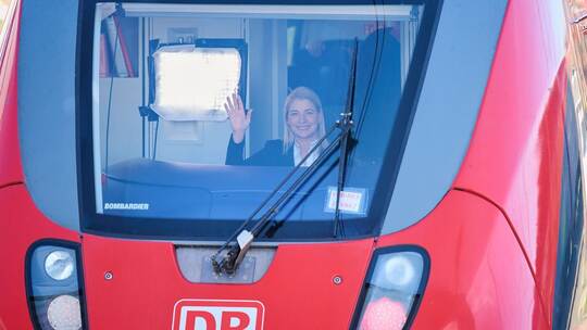 Evelyn Palla in einem Regionalzug