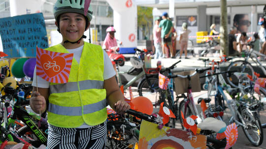 Die junge Gia ist in einer großen Gruppe von Kindern durch die City gestrampelt, um sich für bessere Radwege starkzumachen.