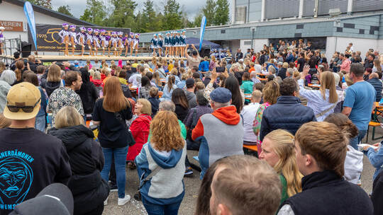 Einfach die Hölle los: So sieht es am Sonntagnachmittag vor der Bühne an Neuhausens Monbachhalle aus. Egal ob bei Auftritten von
