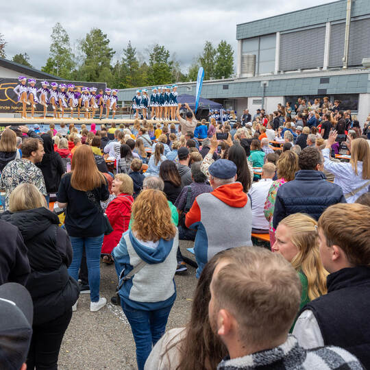 Einfach die Hölle los: So sieht es am Sonntagnachmittag vor der Bühne an Neuhausens Monbachhalle aus. Egal ob bei Auftritten von