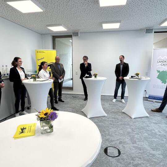 In einer Talk-Runde machen Ehrenamtliche deutlich, was verbessert werden muss - vor allem Bürokratie-Abbau (von links): Landrat