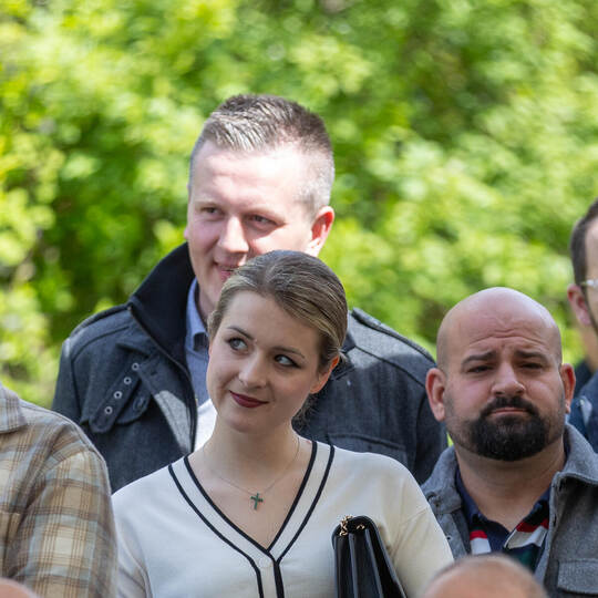 Bei der Eröffnung des Hallenbads in Huchenfeld sind die Geschwister Zimmer und Sebastiano Di Fazio (rechts) noch gemeinsam zu se Eröffnung Hallenbad Huchenfeld