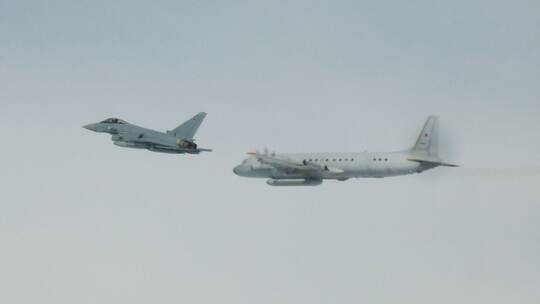 Russischer Aufklärer und Eurofighter der Bundeswehr