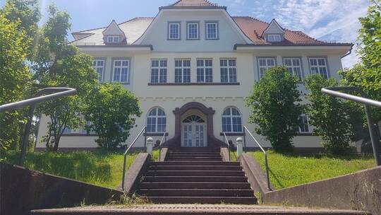 Die Grundschule Engelsbrand (Foto) und die Kita Naseweis in Engelsbrand sollen neue Heizanlagen bekommen. Die Räte haben die Qua