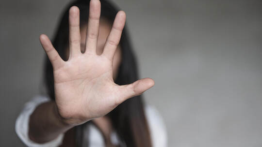 Das Gericht sah es als erwiesen an, dass der Angeklagte die 16-jährige Jugendliche unter einem Vorwand an seinen Schultaxi-Van g