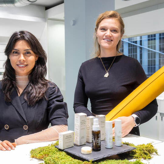 Füllen eine weitere Lücke im Pop-up-Store: Cindy Fernandez mit „bloomwood“-Kosmetik, (links) und Chantelle „Chanti“ Henn mit „We Lückenfüller Pop Up Store