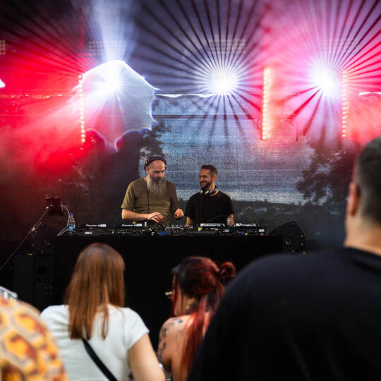 Ob das „Schlosspark Open“ weiter die Kurve kriegt? Auch hier scheint der Grat zwischen Urteil und Vorurteil bei manchem Stadtrat Schlosspark Open Eröffnung Monkeystyle