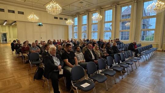 Nicht einmal zur Hälfte besetzt war der Schömberger Kursaal: Etwa 70 Bürgerinnen und Bürger kamen zur Einwohnerversammlung. Das