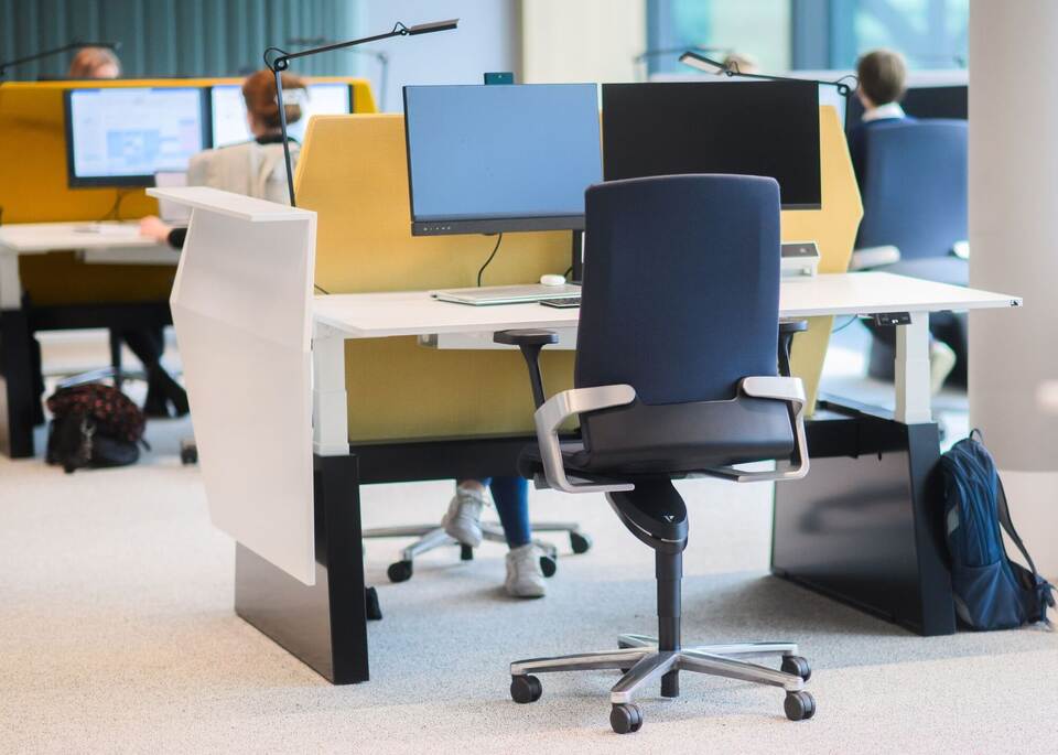 Leerer Schreibtisch in einem Großraumbüro