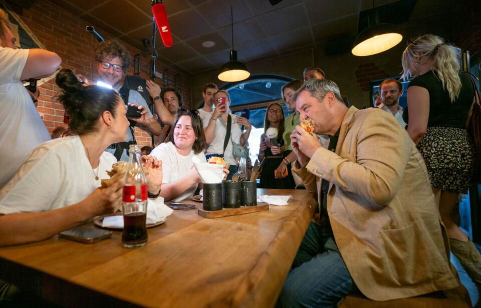 Markus Söder isst Döner