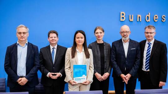 Führende Wirtschaftsinstitute stellen neue Konjunkturprognose vo