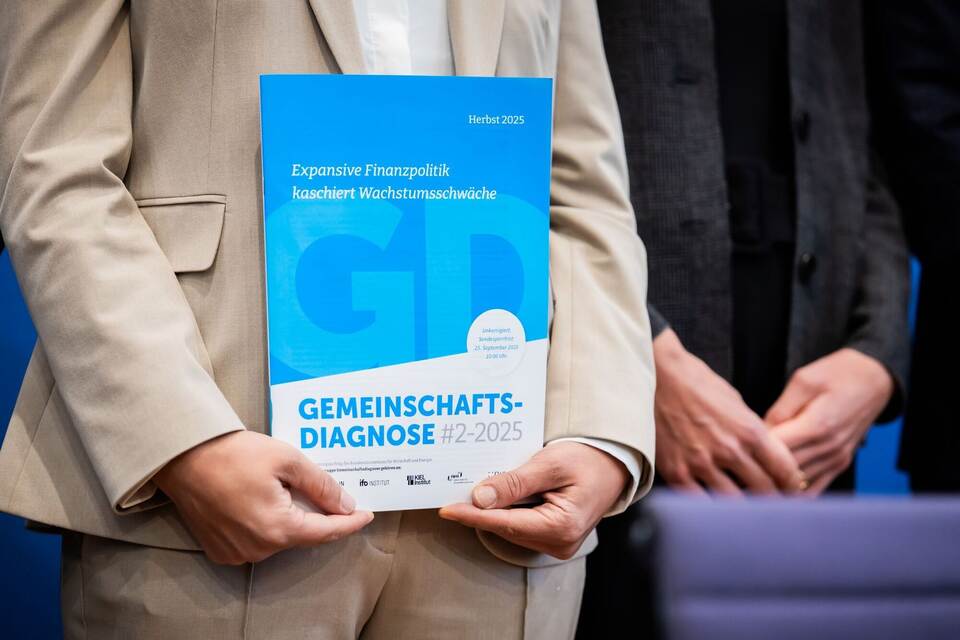 Führende Wirtschaftsinstitute stellen neue Konjunkturprognose vo