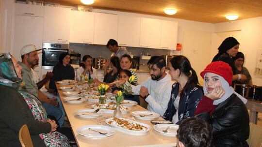 Alle haben bei „Hoffnungsvoll kochen“ Platz am Tisch, und die afghanische Spezialität „Manto“ mundet jedem, der mitgekocht hat.
