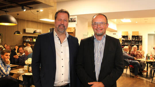 Marc Seidel (links) moderiert und GHV-Vorsitzender Jochen Sauer begrüßt bei der Vorstellungsrunde der Kandidatin und der Kandida