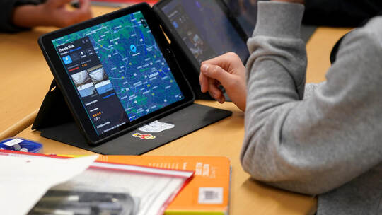 Beim Digitalpakt ist Straubenhardt vor Jahren in Vorkasse gegangen. Die Gelder vom Bund kamen erst jetzt. Schüler arbeiten an einem Tablet