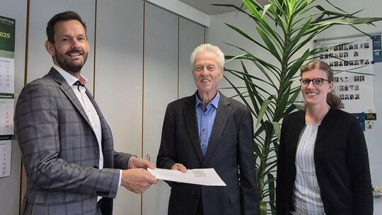 Landrat Bastian Rosenau (links) übergibt seine Bewerbung an den Vorsitzenden des zuständigen Ausschusses, Kreisrat Jürgen Kurz.