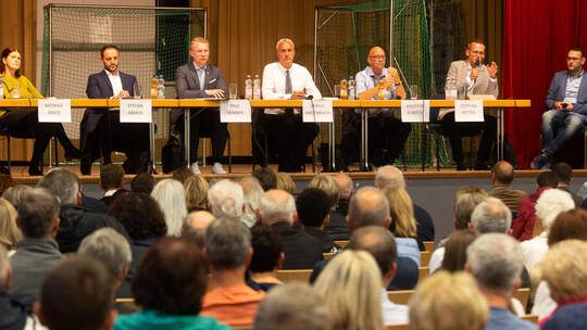 Die sechs Mühlacker OB-Kandidaten Monika Wald (von links), Stefan Aßmus, Paul Renner, Ulrich Hagenbuch, Andreas Kubisch und Stef