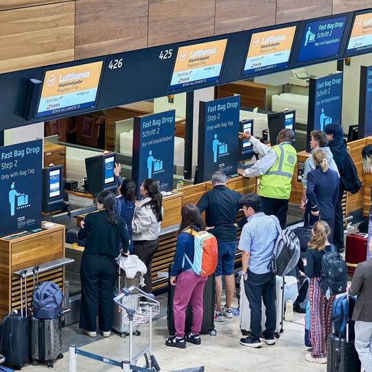 Flughafen BER mit wartenden Fluggästen