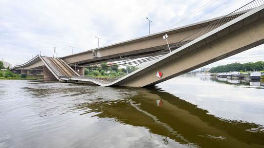 Carolabrücke in Dresden eingestürzt