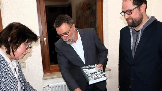 Referent und Schuldekan Thorsten Trautwein (Mitte) und Thomas Held, Schwanner Pfarrer und Gastgeber des Abends, erklären den Bes