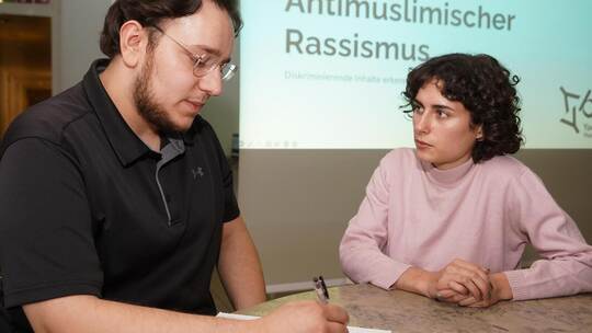 Yuliana Mosheeva und Abdullah Yildirim leiten das Projekt „Yad be Yad“ im Foyer des Landratsamts. Foto: Nico Roller