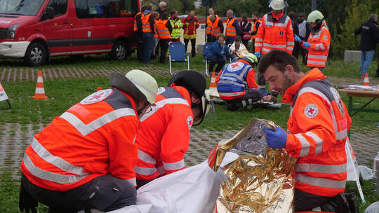 Rotkreuz-Helfer des Kreisverbands versorgen ein Opfer: Im Szenario wurden zahlreiche Menschen nach einem Unwetter im Zeltlager v