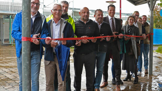 Freuen sich über das neue Dach (von links): Roland Gottwald, Berater der Refa Dachbau GmbH, Stadtrat Dr. Till Neugebauer, Alex W